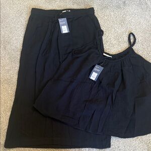 Universal Thread Black Textured Top & Matching Skirt